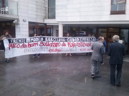 Trias eta Izagirre pankarta ondoan pasatzen